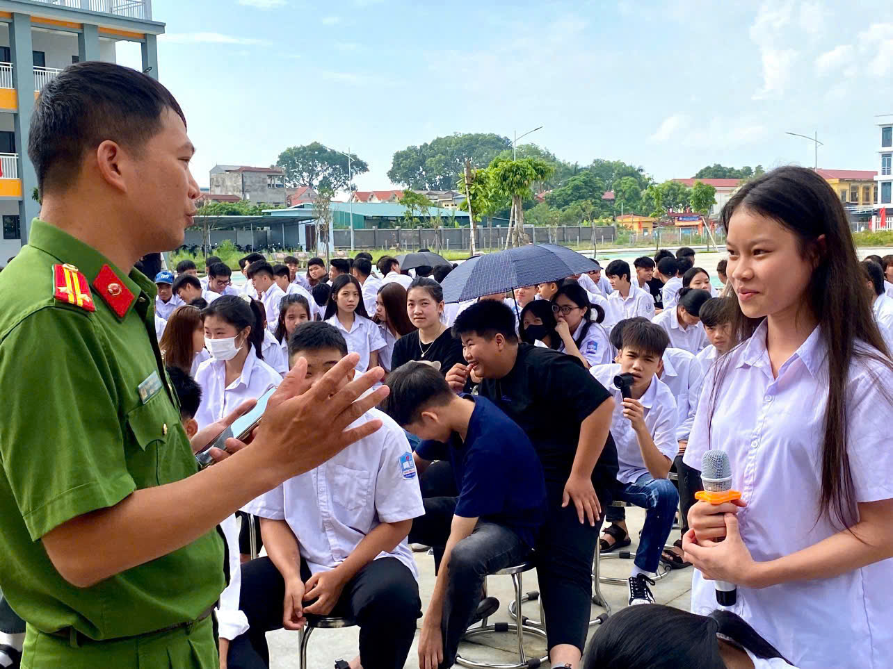 Công an xã Cẩm Giang: Tuyên truyền pháp luật tại trường liên cấp Hưng Phát